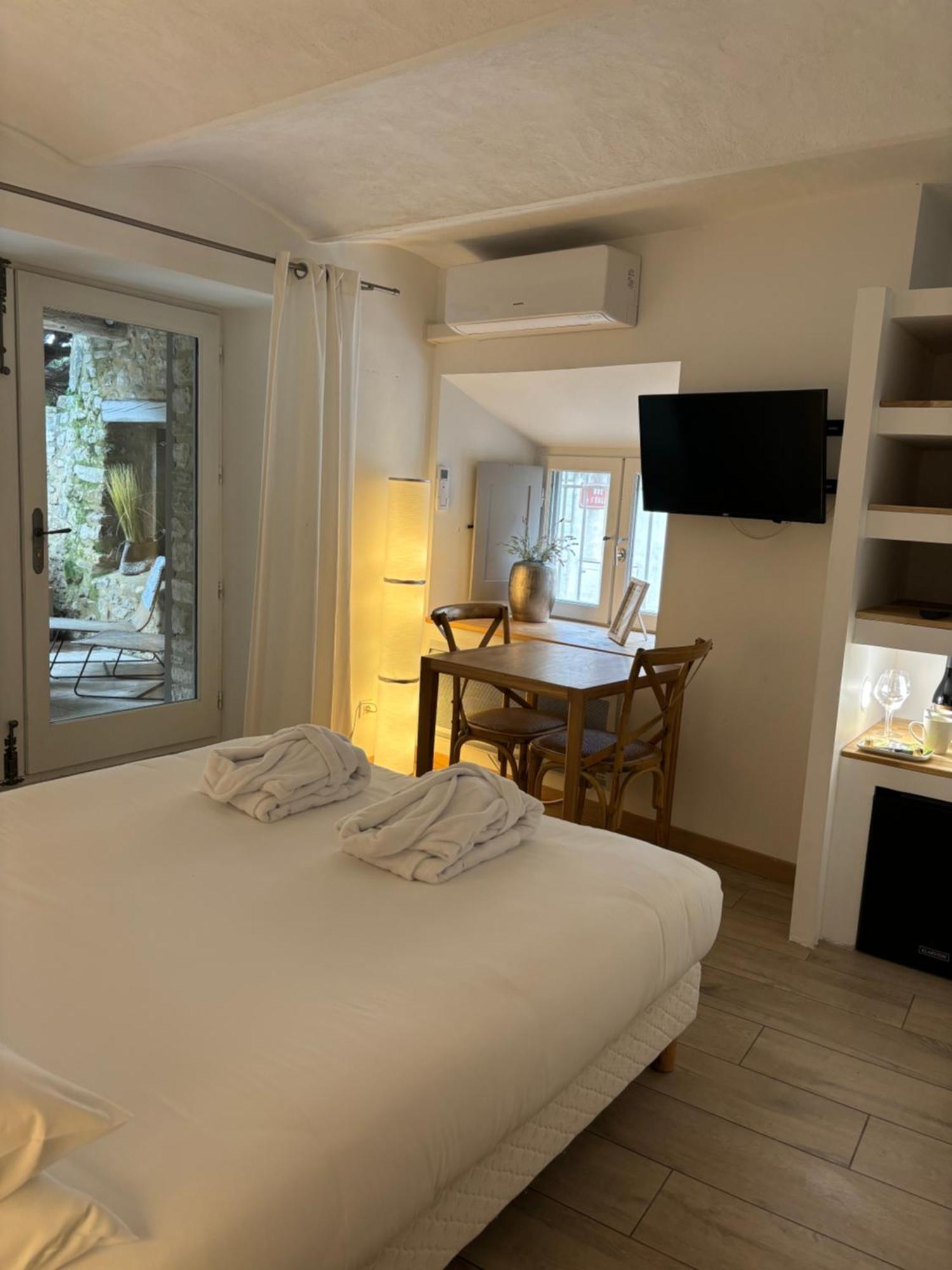 Martignargues La Maison Des Vendangeurs - Table D'Hotes Le Soir Du Jeudi Au Dimanche- Jacuzzi - Balneo Spa - Acces Piscine Pour Toutes Les Chambres Sauf Studio Coquet- Piscine De Mai A Mi-Octobre מראה חיצוני תמונה